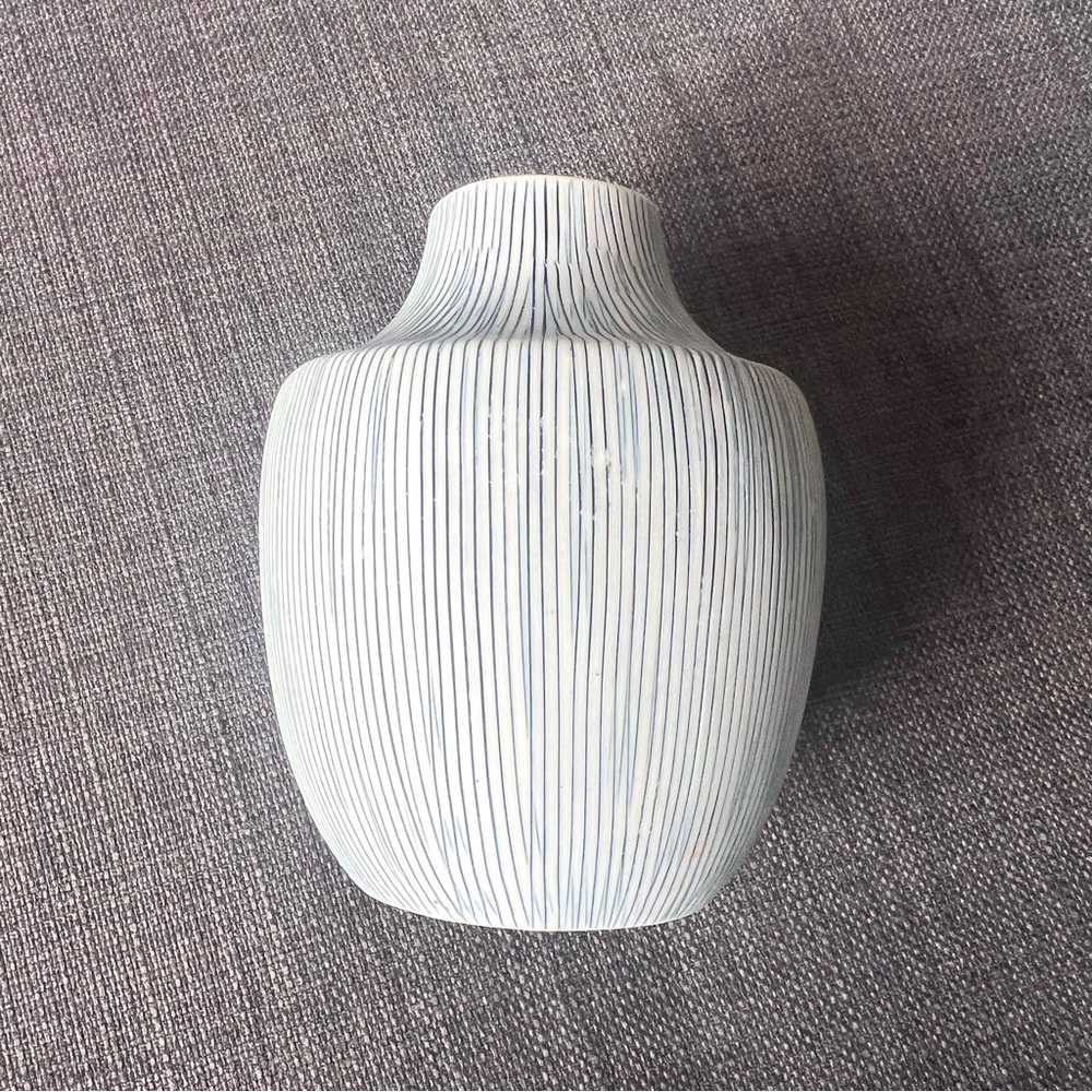 Inca mini bud vase Elegant Blue and White Striped porcelain made in Thailand - Picture 7 of 11
